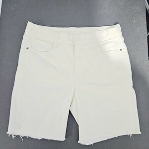 St. John's Bay Women's Sz 4 Frayed White Jean Shorts 7" Inseam Great Condition